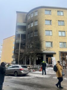 Epäilty tuhopoltto keräsi aamulla uteliaita kadulle.