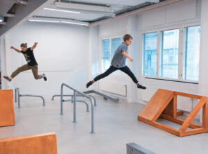 Parkour-kokeilua 3-12 vuotiaille